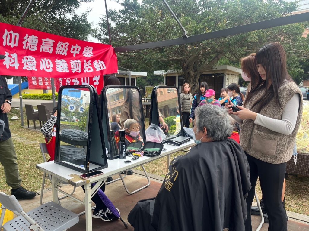 仰德高中造型科師生參與華山新豐站17週年感恩會,提供義剪。(圖/記者黃溎芬翻攝)