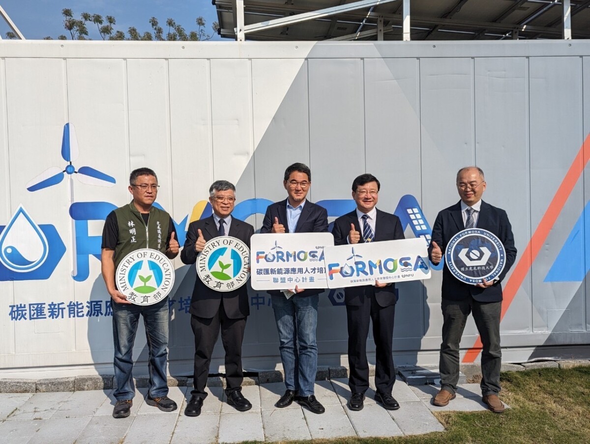 ▲立委劉建國(右3)長期支持教育部投入技職人才培育及經費,教育部在此方面挹注虎科大經費1.4億,並由立委劉建國邀集教育部政務次長劉孟奇(右2)與技職司副司長柯今尉(右1)訪視虎科大高鐵校區,由校長張信良(左4)率團隊交流座談。(記者劉春生攝)