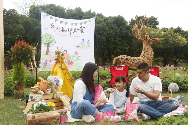 「台北花伴野餐」與華元野菜園聯名推出零食包。 圖:台北市政府觀光傳播局/提供