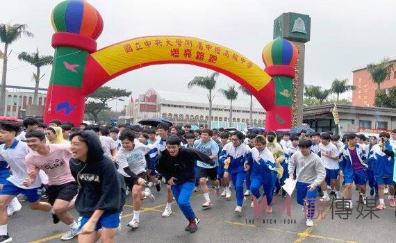桃園中大壢中「壢亮」路跑 2300師生冒雨奔馳至中央大學