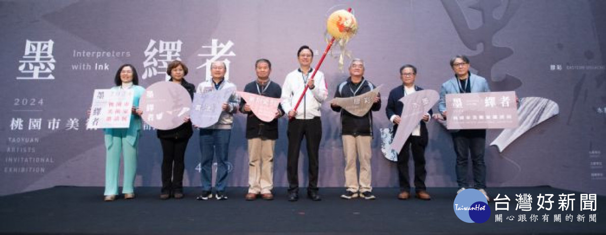 市長及文化局邱局長與藝術家合影留念。