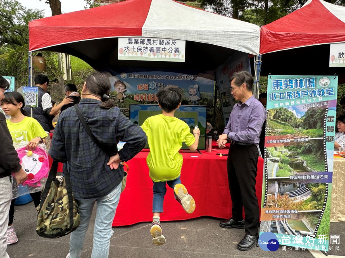 農村水保署台中分署陳榮俊分署長介紹水保互動遊戲吸引親子一起體驗。(圖/記者賴淑禎攝)