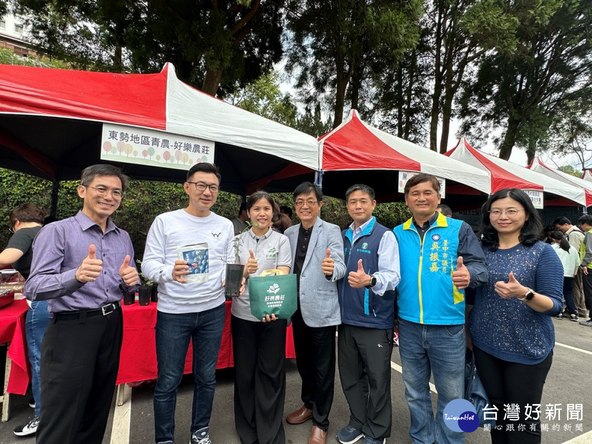 立法院江啟臣副院長跟農村水保署總工程司簡俊發、台中分署陳榮俊分署長跟彰化縣農會總幹事張建豐品嚐推薦在地青農以自產藍莓作成的藍莓爆米花。(圖/記者賴淑禎攝)