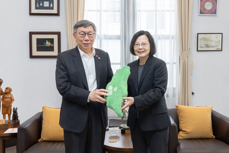總統蔡英文(右)14日與民眾黨主席柯文哲(左)在總統府會談。總統府提供