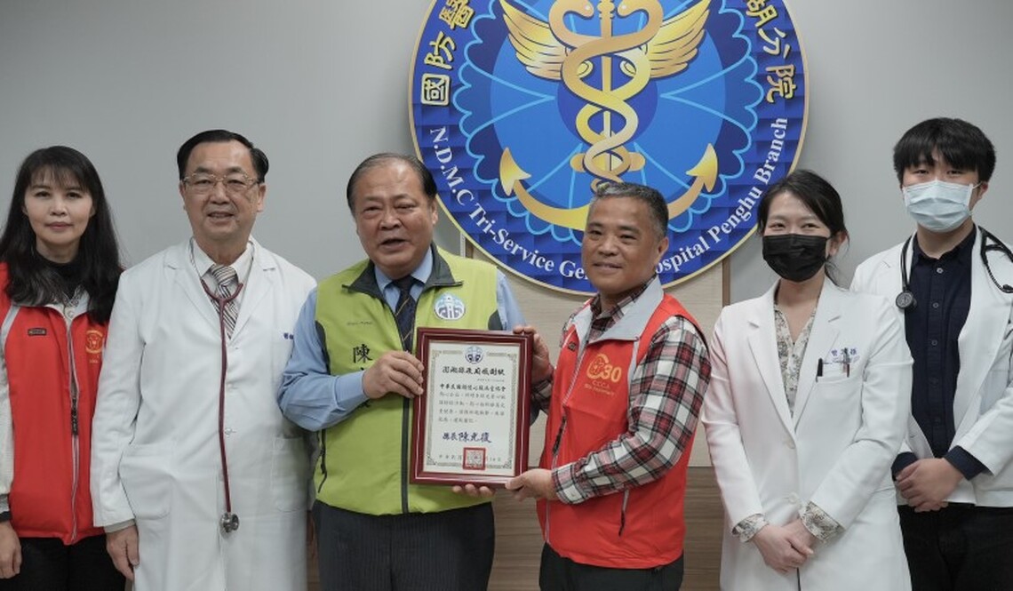 三軍澎湖分院舉行兒童心臟篩檢活動 陳光復到場致贈感謝狀肯定天使們熱心公益