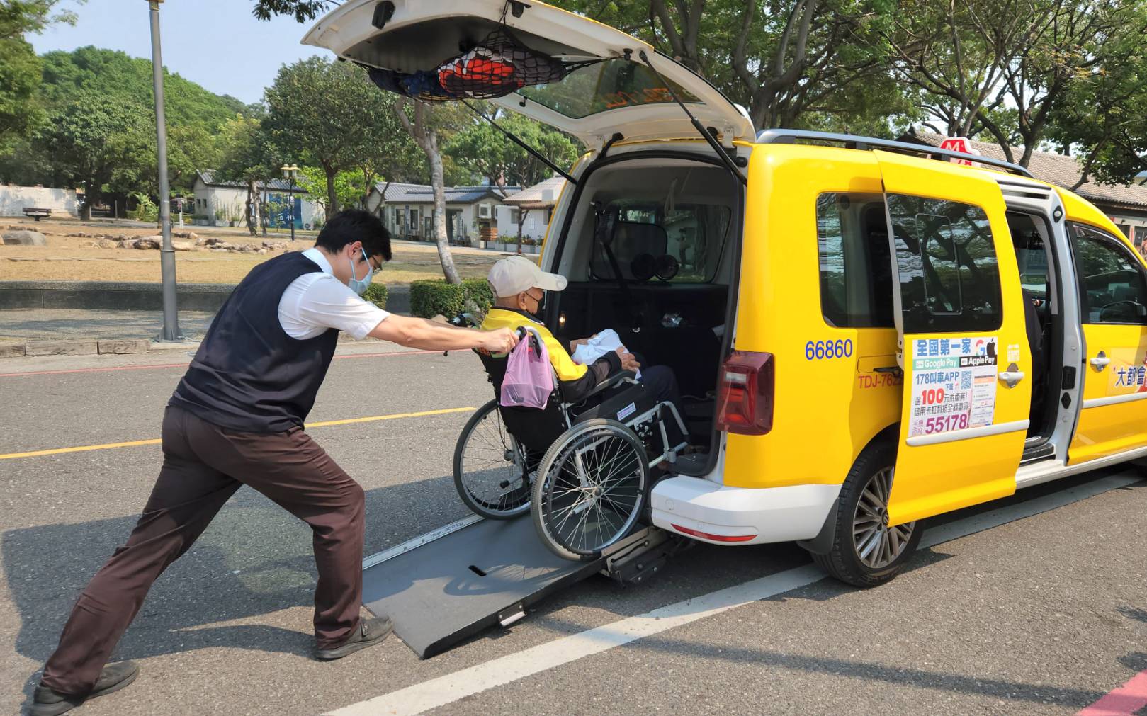▲台南巿計程車教育輔導協會邀請獨居、弱勢長者體驗「無障礙移動服務」。（圖／記者陳彥霖攝2024.03.16）