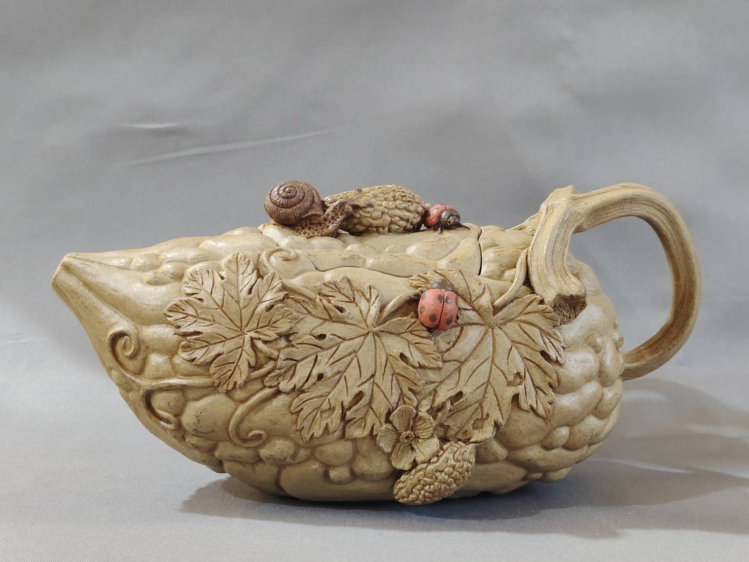 ▲「讀泥-許宗煥陶藝個展」在彰化工藝展覽館展出，展出20件作品以手捏壺及拉坯壺為主軸，引領觀眾透過作品感受到泥土的生命力。（許宗煥提供）