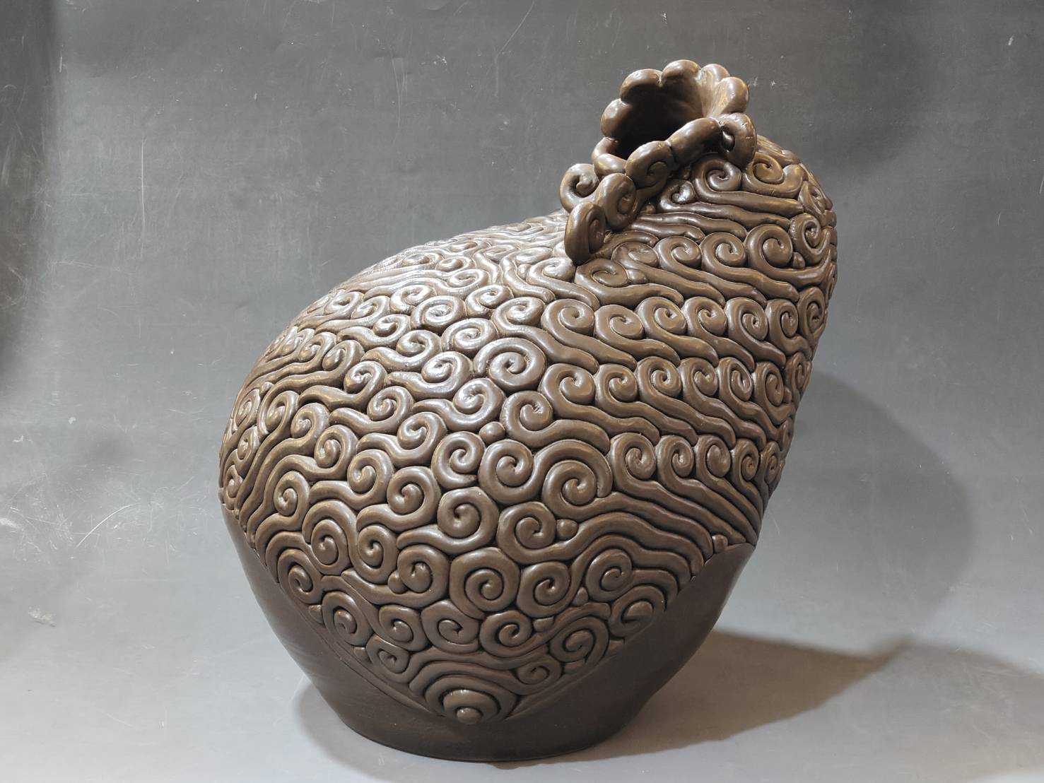 ▲「讀泥-許宗煥陶藝個展」在彰化工藝展覽館展出，展出20件作品以手捏壺及拉坯壺為主軸，引領觀眾透過作品感受到泥土的生命力。（許宗煥提供）