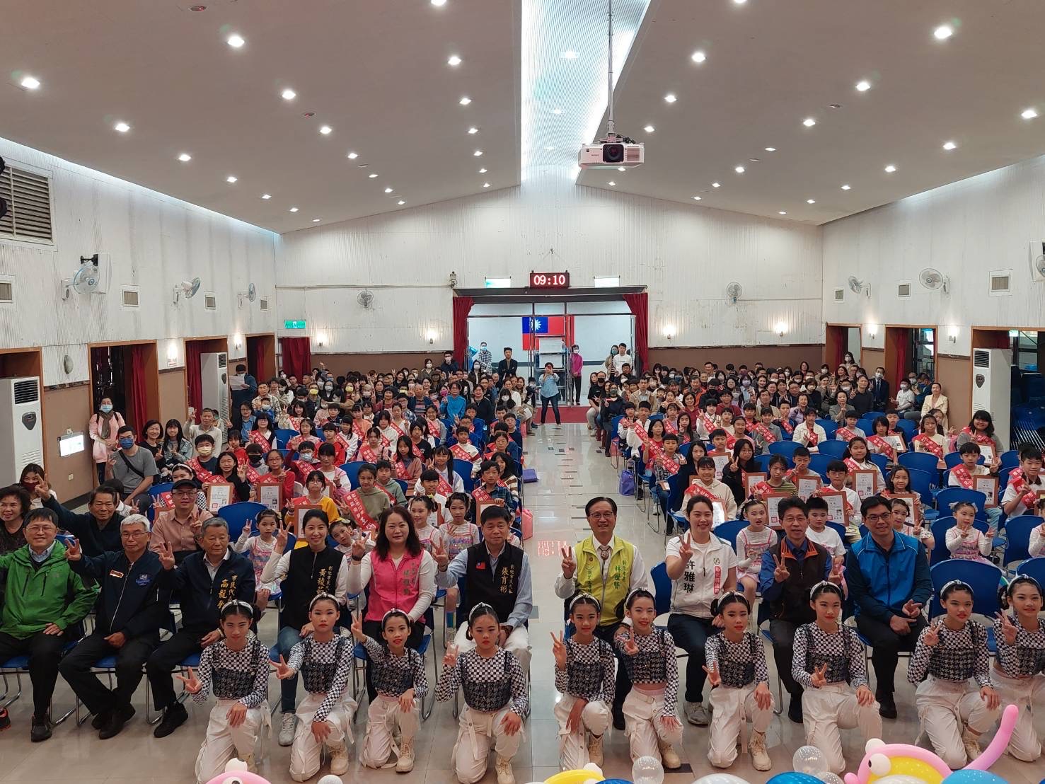 ▲彰化市公所表彰193位優秀的幼兒園生和國小學生，林世賢頒發獎項，並向孩子們致以最誠摯的祝福。（記者張溎壕攝）