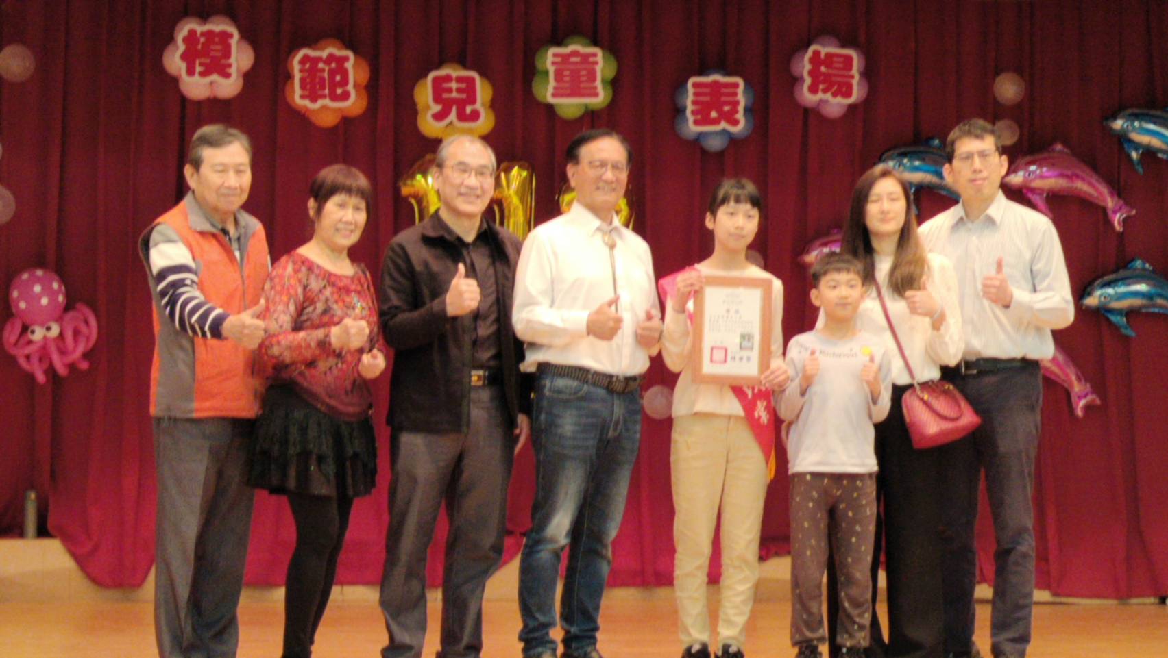 ▲彰化市公所表彰193位優秀的幼兒園生和國小學生，林世賢頒發獎項，並向孩子們致以最誠摯的祝福。（記者張溎壕攝）