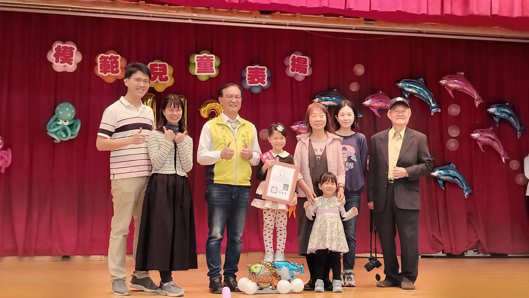 ▲彰化市公所表彰193位優秀的幼兒園生和國小學生，林世賢頒發獎項，並向孩子們致以最誠摯的祝福。（記者張溎壕攝）