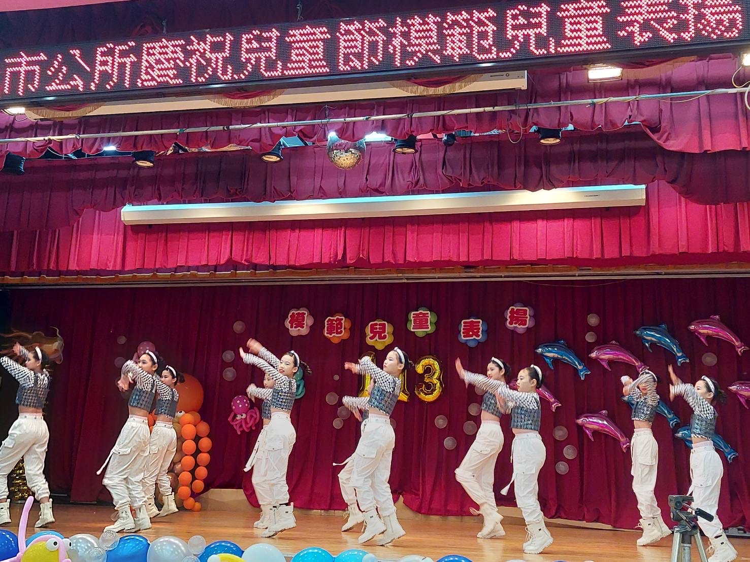 ▲彰化市公所表彰193位優秀的幼兒園生和國小學生，林世賢頒發獎項，並向孩子們致以最誠摯的祝福。（記者張溎壕攝）
