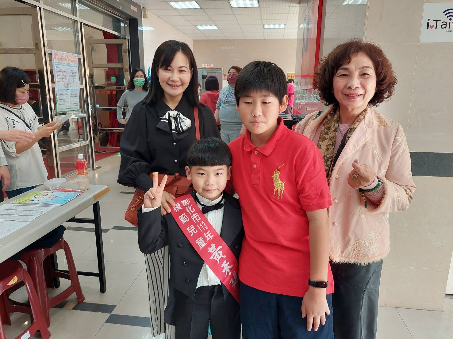 ▲彰化市公所表彰193位優秀的幼兒園生和國小學生，林世賢頒發獎項，並向孩子們致以最誠摯的祝福。（記者張溎壕攝）