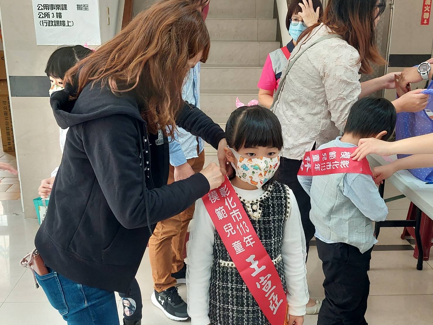 ▲彰化市公所表彰193位優秀的幼兒園生和國小學生，林世賢頒發獎項，並向孩子們致以最誠摯的祝福。（記者張溎壕攝）
