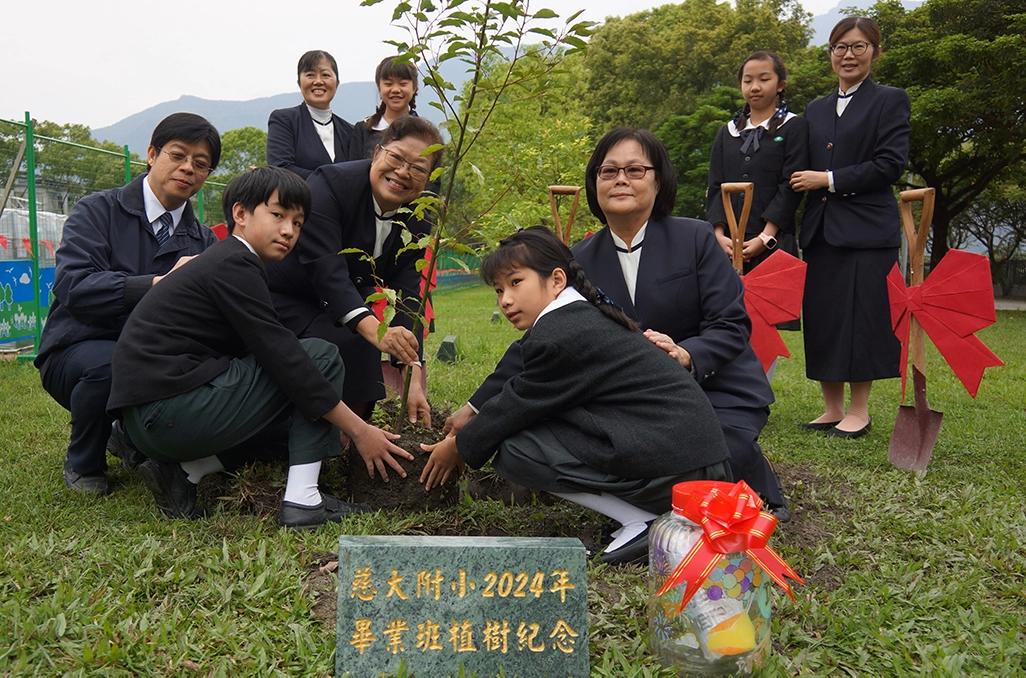 「人人一鏟,同心祝福」,在校園中種下一棵象徵傳承與希望的畢業夢想樹。