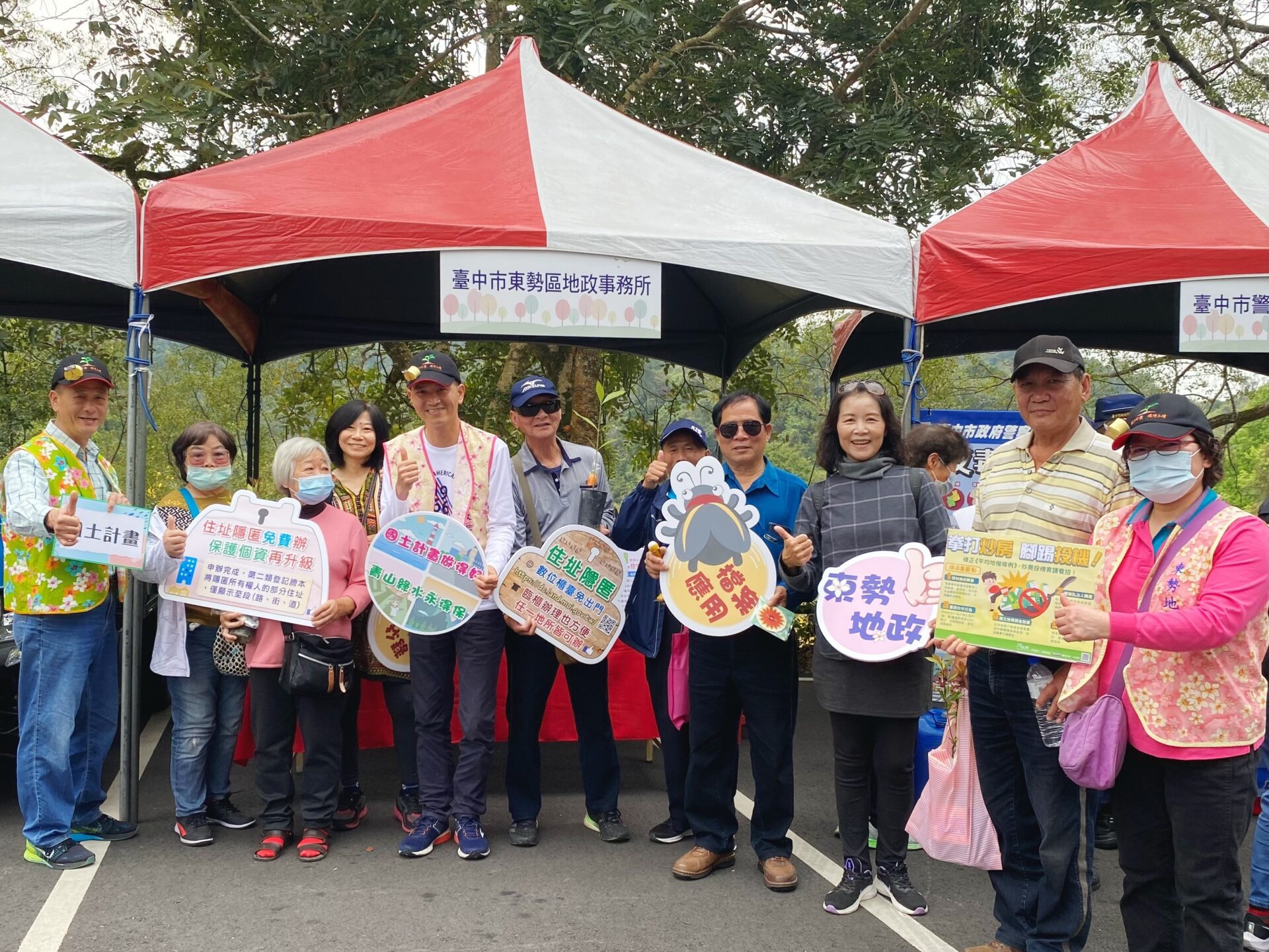 螢火蟲季開鑼！ 中市東勢地所同仁戴Q版螢火蟲宣導地政