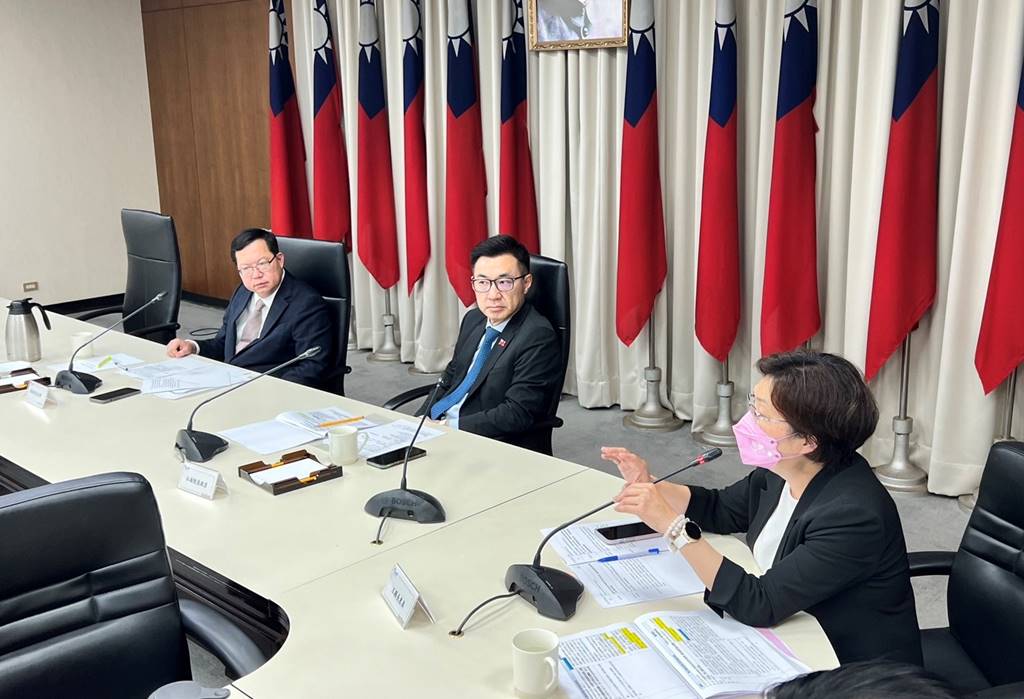 ▲彰化縣長王惠美爭取加速推動縣內各項重大建設,其中伸港青宅、二林精密產業園區及彰化市鐵路高架化工程都有具體的進展,也都得到各部會說明及支持。(彰化縣政府提供)