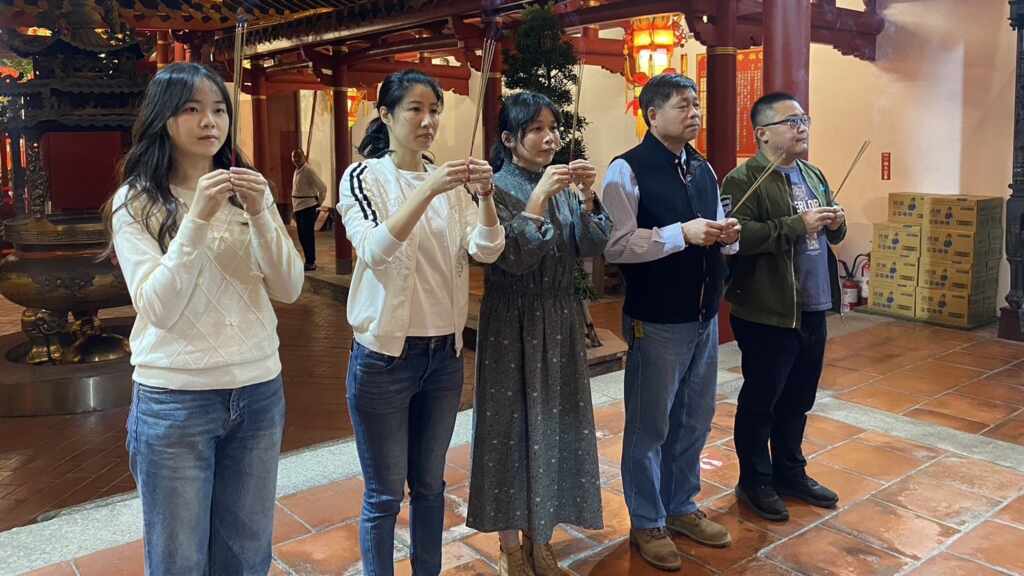 ▲彰邑關帝廟口開唱為愛發聲,祈求活動平安順利,圓滿成功。(記者林明佑攝)