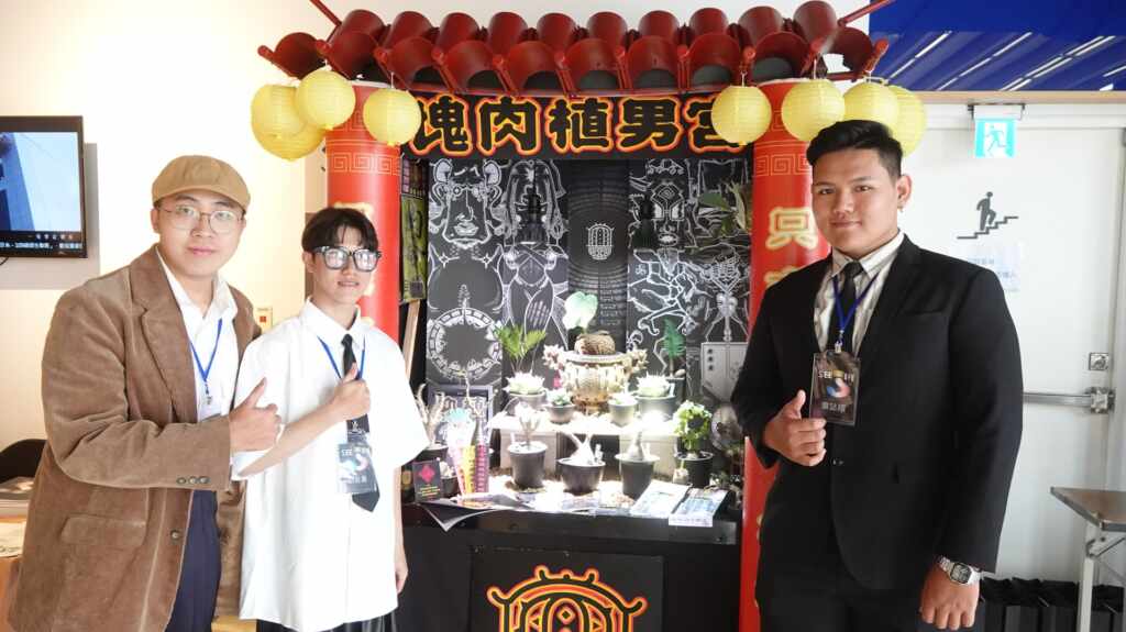 ▲「塊肉植男宮」以傳統宗教廟宇中的香爐為起點,描述直男個性的人將栽培塊根植物與多肉植物當作信仰。(記者林明佑攝)