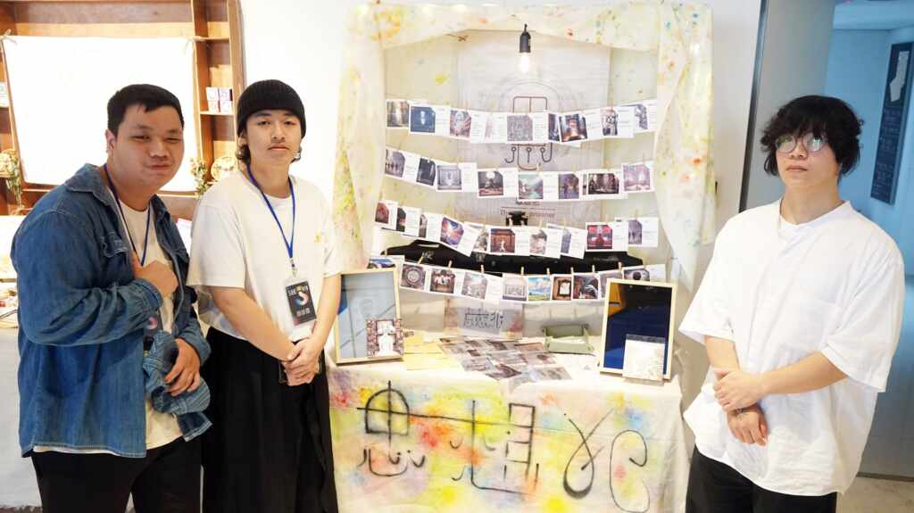 ▲「思想犯」結合手繪與AI人工智能技術,花了3個月製作出卡片,每一張描寫一種人生故事。(記者林明佑攝)
