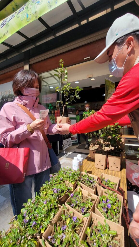 民眾於里仁店前兌換本土原生樹苗。(里仁公司提供)