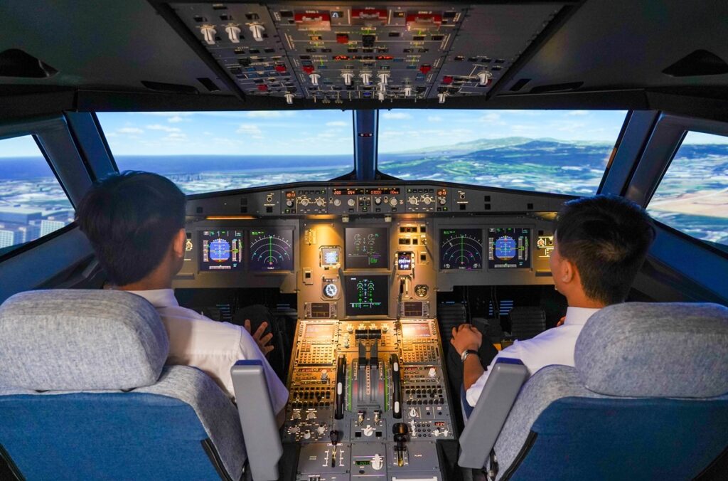 為培育國際航空產業優質人才,朝陽科大斥資千萬引進空中巴士A320模擬機,打造全台首創校園航空城。(圖/朝陽科大提供)