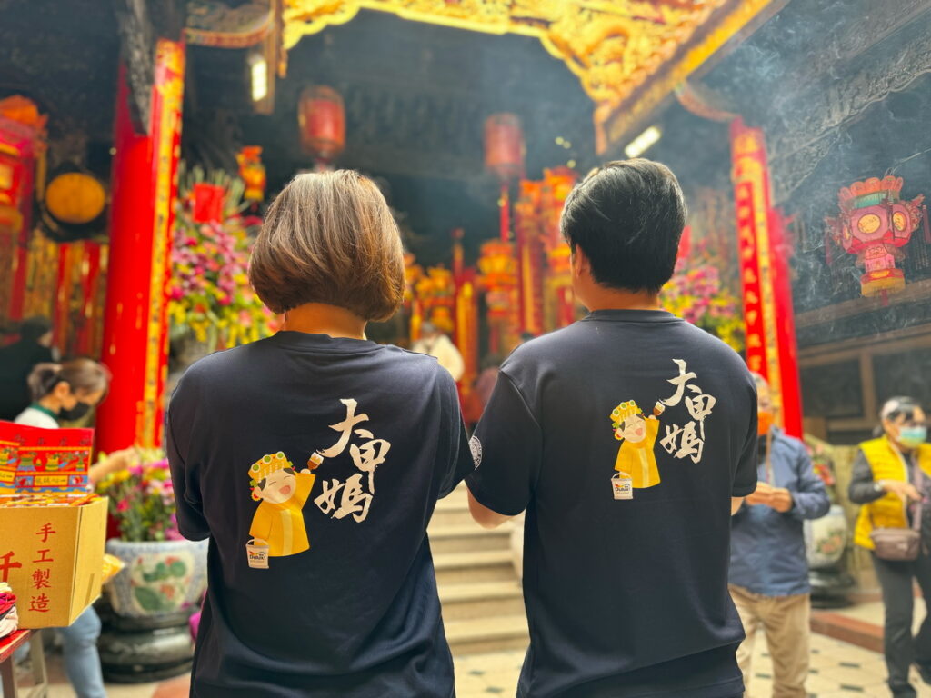 _得利塗料重視第一線美化空間的塗刷職人們,透過鎮瀾宮授權合作推出「保庇!得利瘋媽祖」聯名T恤活動,將媽祖的庇佑能量注入塗刷職人的工作服上。