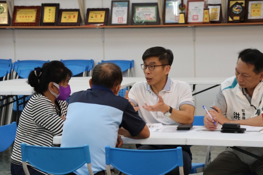 民進黨立委鍾佳濱16日下午邀請屏東郵局營業管理科科長李昭寬到屏東市頂柳社區活動中心的行動服務站進行線上直播防詐宣導。