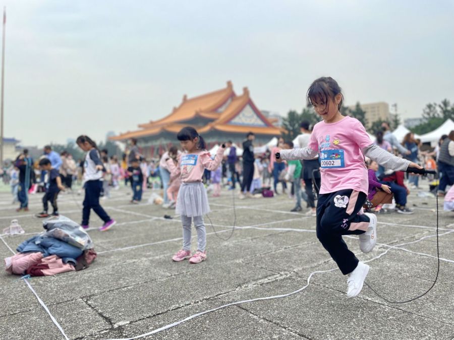 【有影】挑戰金氏世界紀錄!中正紀念堂千人跳繩活動 培養孩童開心跳躍健康成長 218 CNEWS195240316a02