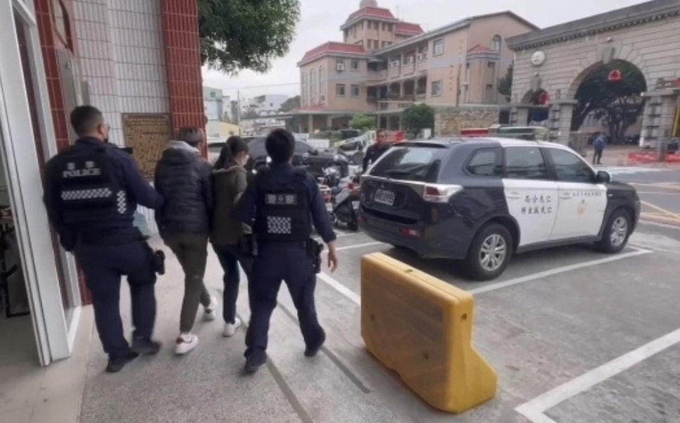 誆騙投資高報酬 仁武警埋伏逮2妙齡車手 攔阻新臺幣290萬元。〈圖／記者翻攝〉