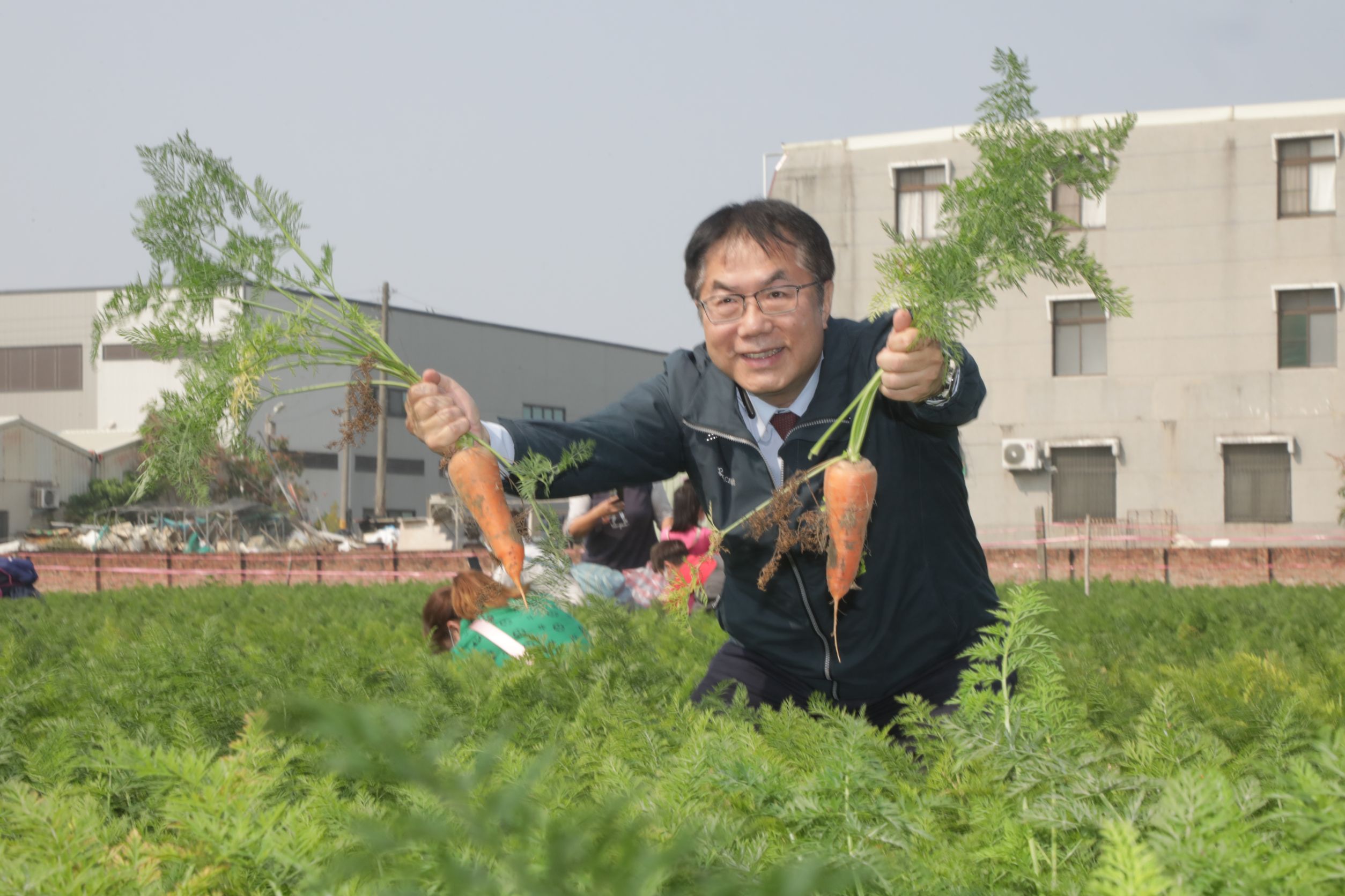 黃偉哲邀民眾前往台南將軍區拔蘿蔔賞木棉 共享鄉村樂趣與美食文化