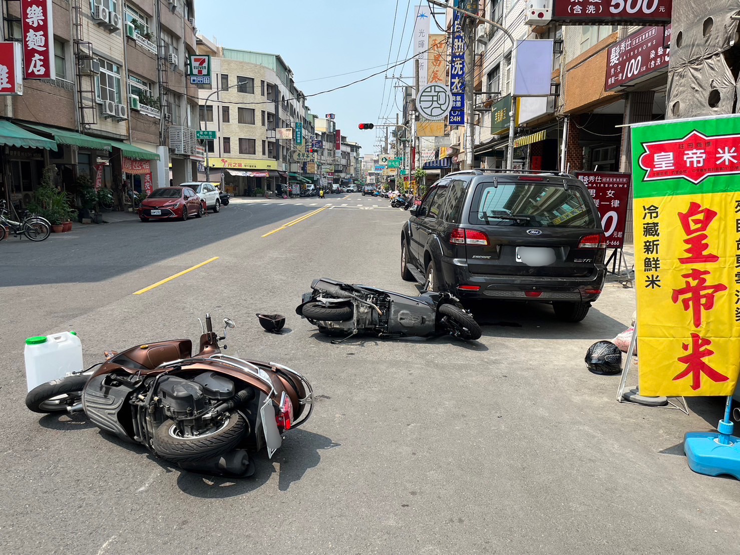 機車騎士發生車禍  右腳掌遭煞車桿插入送往醫院急救