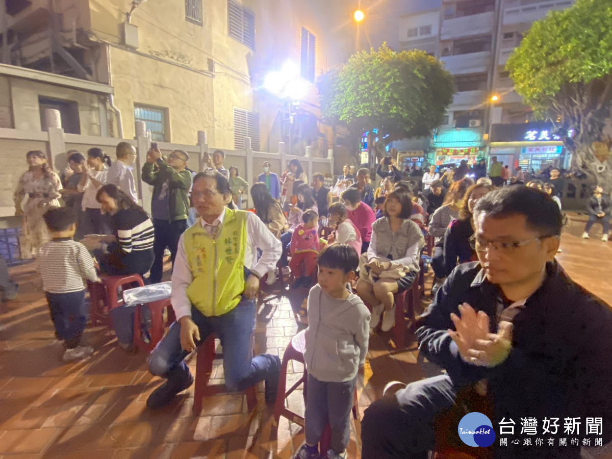 廟口開唱為愛發聲,助教養院重建大樓。