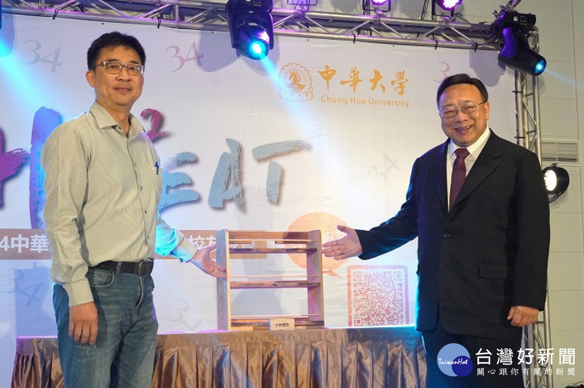 校方將「斷木藝品拍賣會」以及餐會上校友們捐獻的金額,全數使用於幫助弱勢學子。