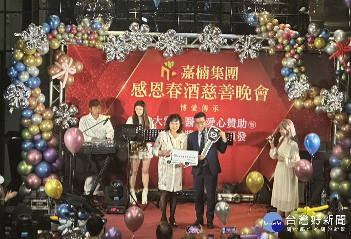 嘉楠集團捐贈雲林台大醫院一輛餐車,盼能提供更便捷高效的服務/陳致愷攝影