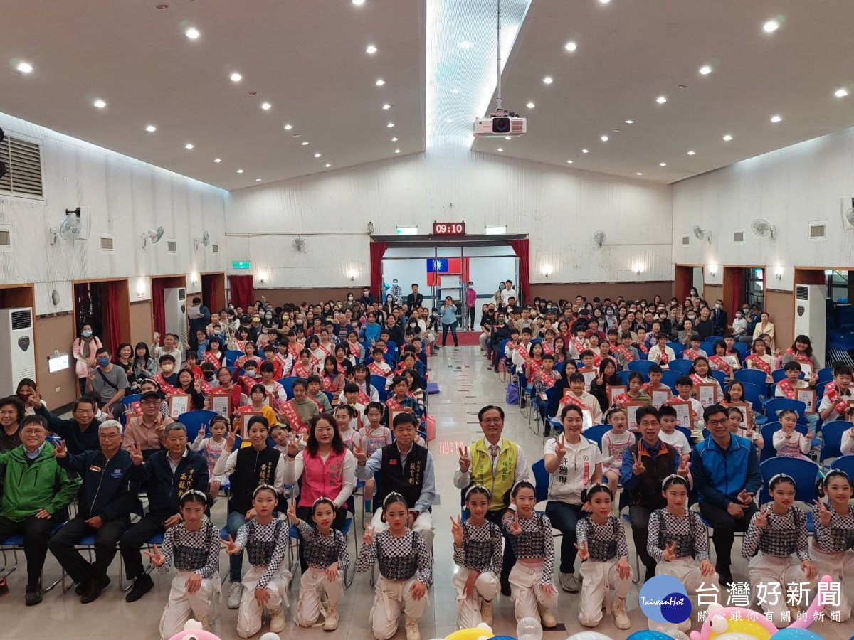 彰化市提前慶祝兒童節，表揚193位模範兒童。