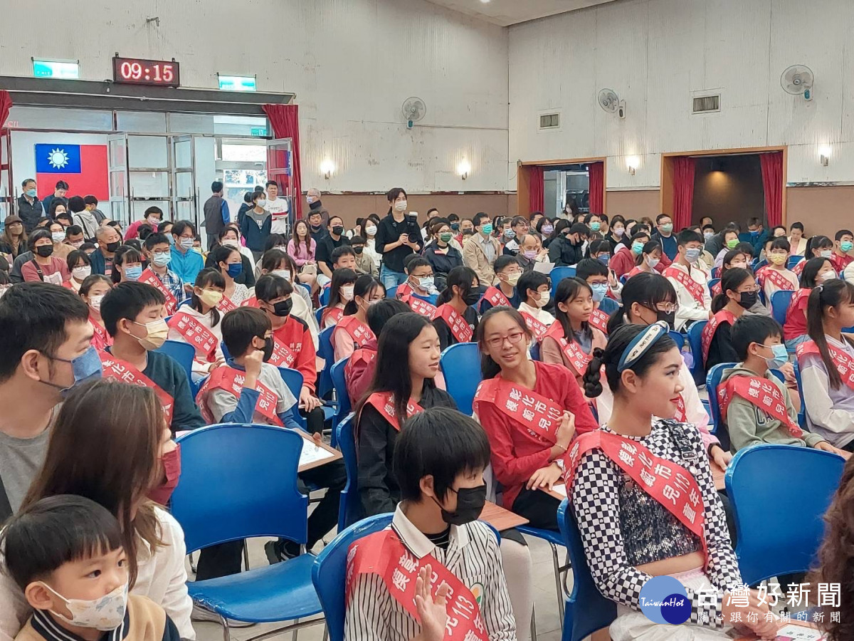 彰化市提前慶祝兒童節,表揚193位模範兒童。