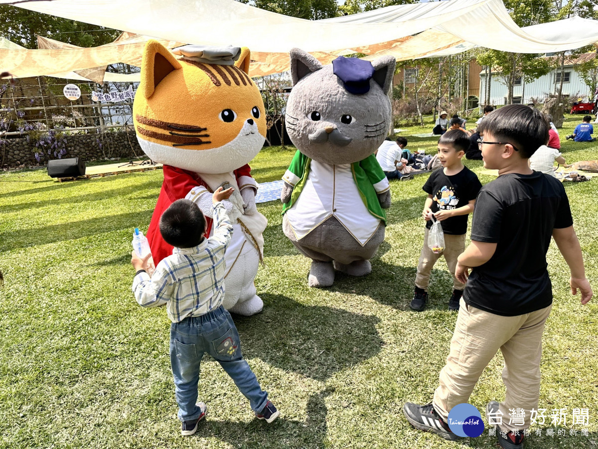 佐登妮絲城堡的佐美喵家族驚喜現身,吸引小朋友爭相拍照,讓活動更增童趣/陳致愷翻攝
