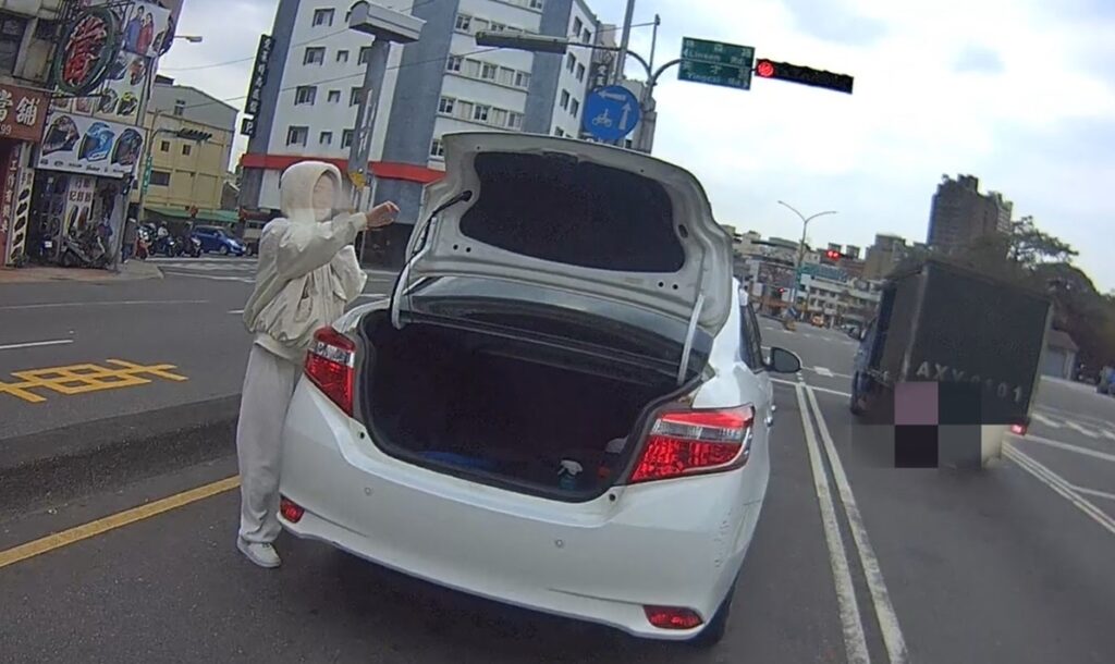 ▲圖說:林姓女子駕車回家途中,車輛因不明原因拋錨快車道中 (圖/台中市政府提供)