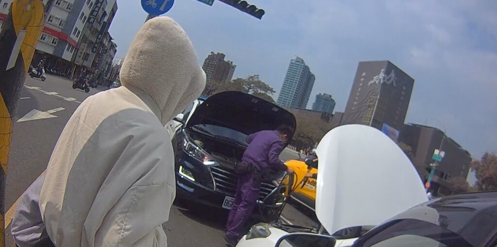 ▲圖說:員警到場發現排檔無法入N檔,立即呼叫線上巡邏車協助通電,再幫忙將故障車推至路旁 (圖/台中市政府提供)