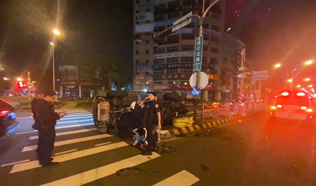 ▲圖說:張男酒後駕車自撞中央分隔島肇事,整台車輛向左側翻覆 (圖/台中市政府提供)