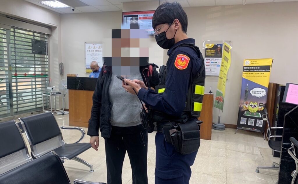 ▲圖說：呂女詢問如何匯款8萬以支付美籍男的退休金保險箱運費，員警獲報趕赴銀行攔截            （圖／台中市政府提供）