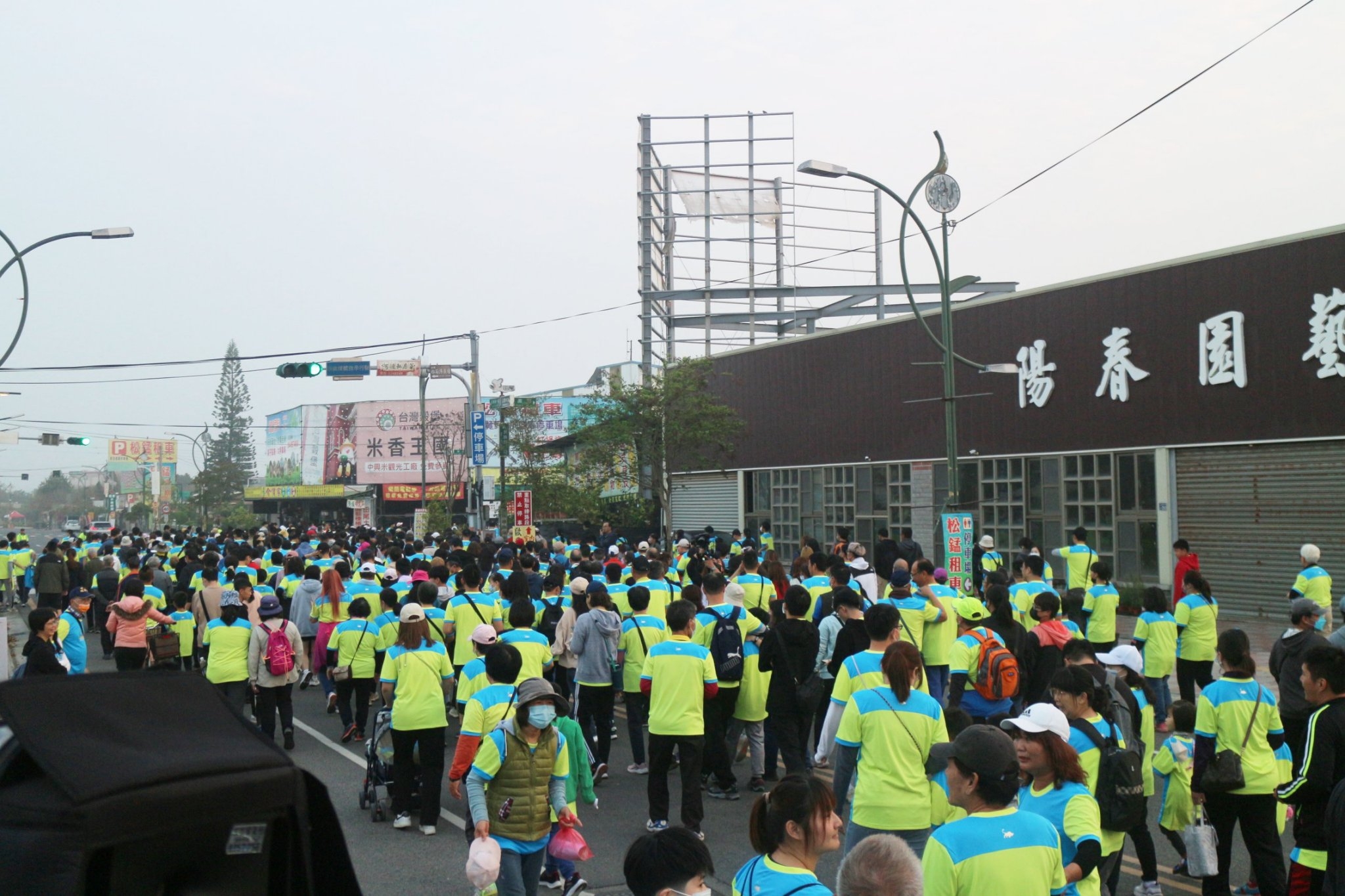 ▲田尾鄉公所在田尾公路花園舉辦「看見田尾最美春日萬人健行」活動，逾5000人扶老攜幼一起漫步鄉間小路，沿途充滿花香，宛如大地對田尾的禮讚。（記者張溎壕攝）