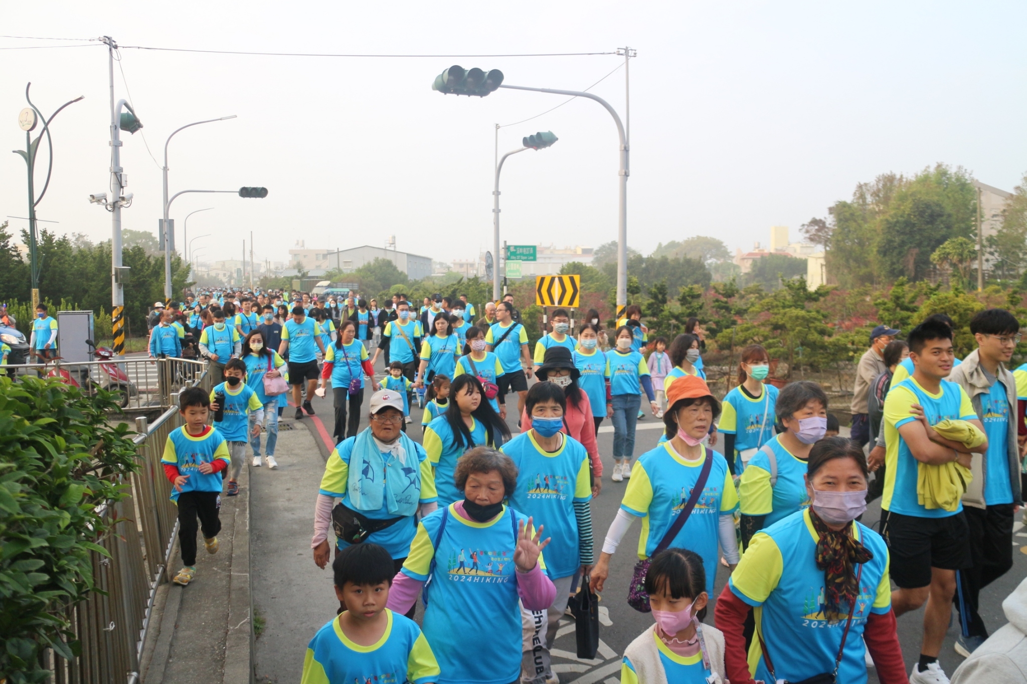 ▲田尾鄉公所在田尾公路花園舉辦「看見田尾最美春日萬人健行」活動，逾5000人扶老攜幼一起漫步鄉間小路，沿途充滿花香，宛如大地對田尾的禮讚。（記者張溎壕攝）