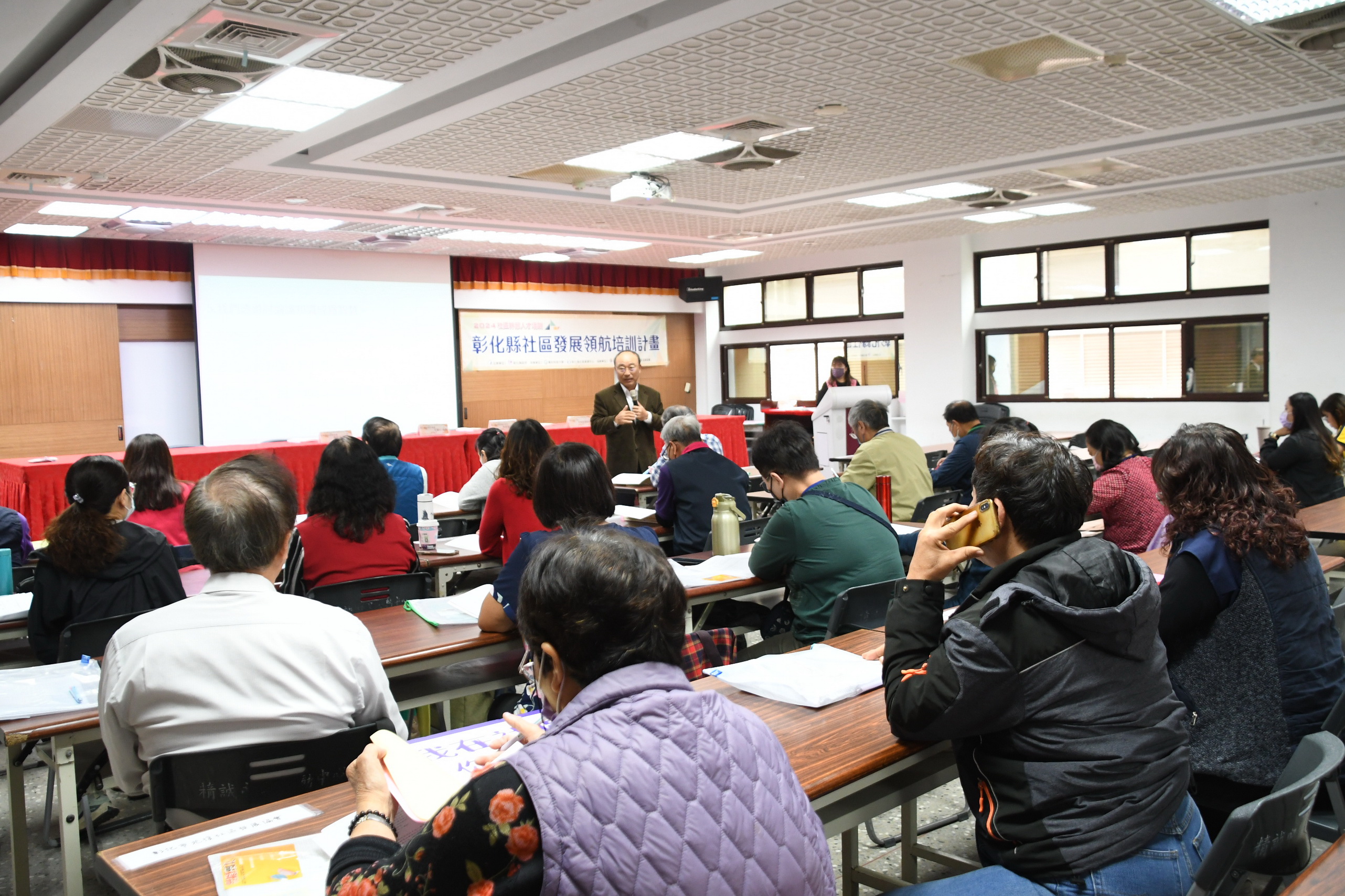 ▲彰化縣113年度社區發展領航培訓在彰化縣私立精誠高級中學第一會議室正式啟航，藉由課程培訓後，能提升社區的能力，讓社區更進步。（記者張溎壕攝）
