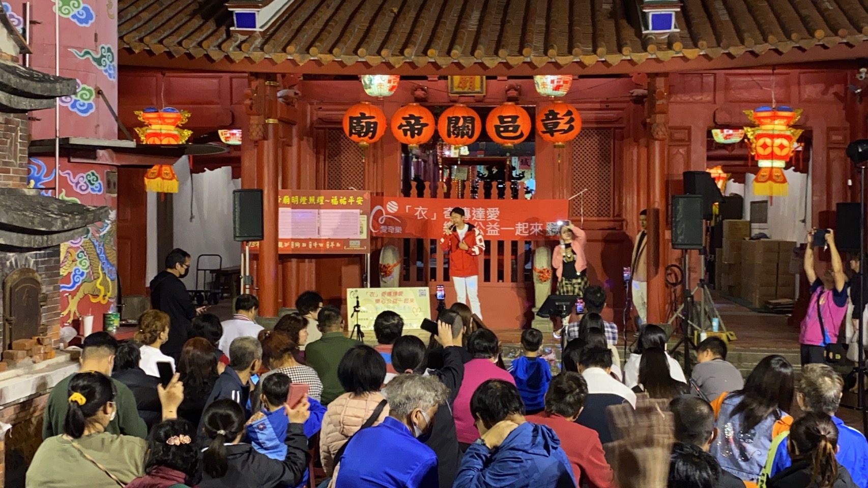 ▲為協助彰化慈愛教養院募集新建大樓經費,縣議員溫芝樺邀請超級紅人榜陳衣宸在彰化市關帝廟前熱情開唱,用歌聲做公益。(記者張溎壕攝)