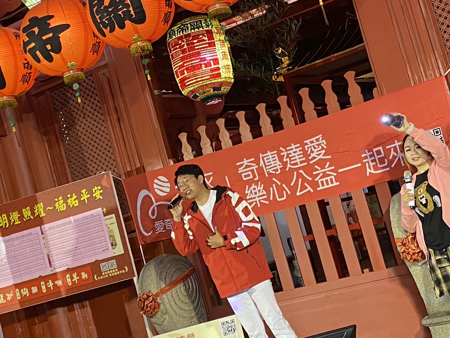 ▲為協助彰化慈愛教養院募集新建大樓經費，縣議員溫芝樺邀請超級紅人榜陳衣宸在彰化市關帝廟前熱情開唱，用歌聲做公益。（記者張溎壕攝）