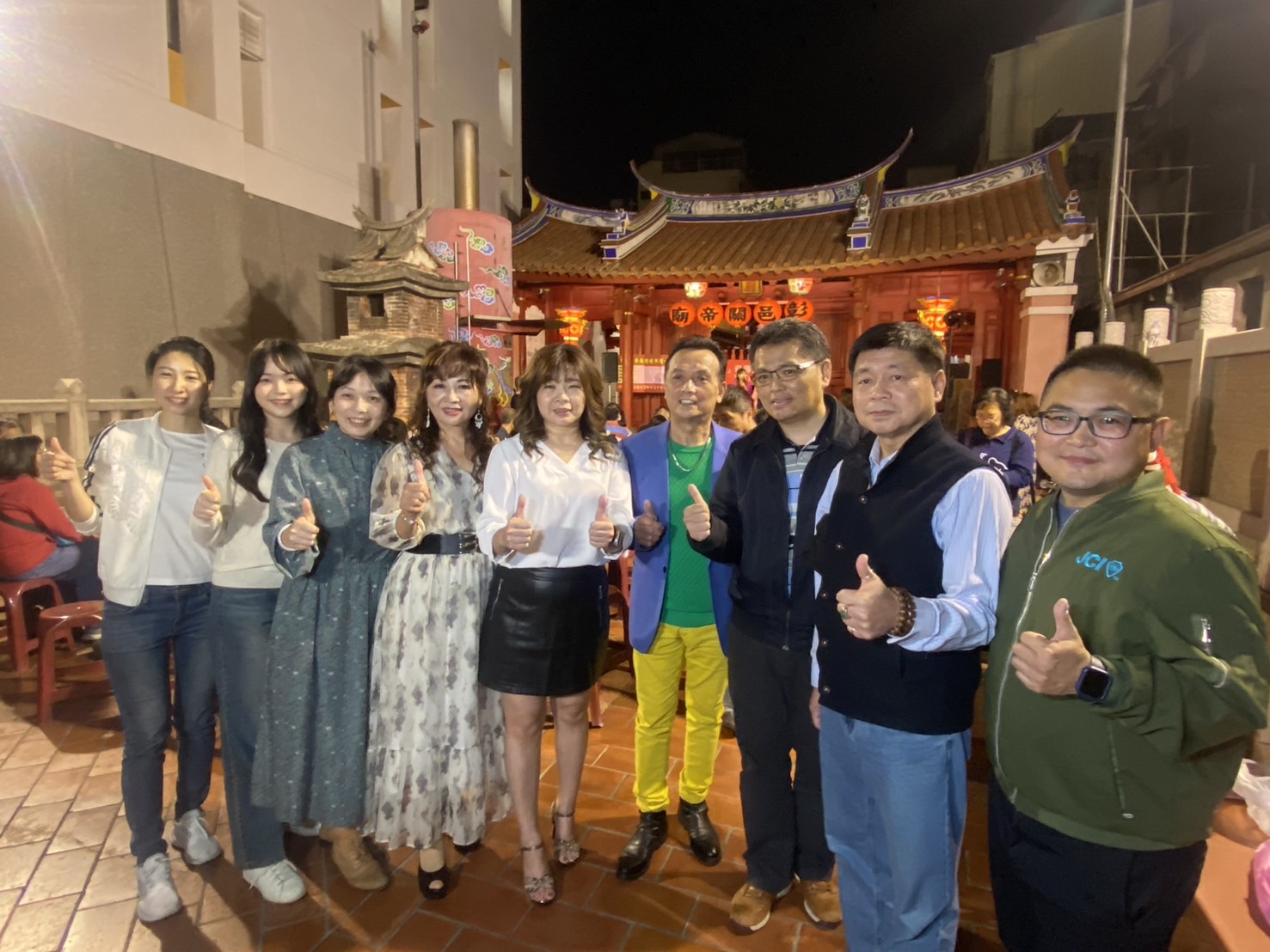 ▲為協助彰化慈愛教養院募集新建大樓經費，縣議員溫芝樺邀請超級紅人榜陳衣宸在彰化市關帝廟前熱情開唱，用歌聲做公益。（記者張溎壕攝）