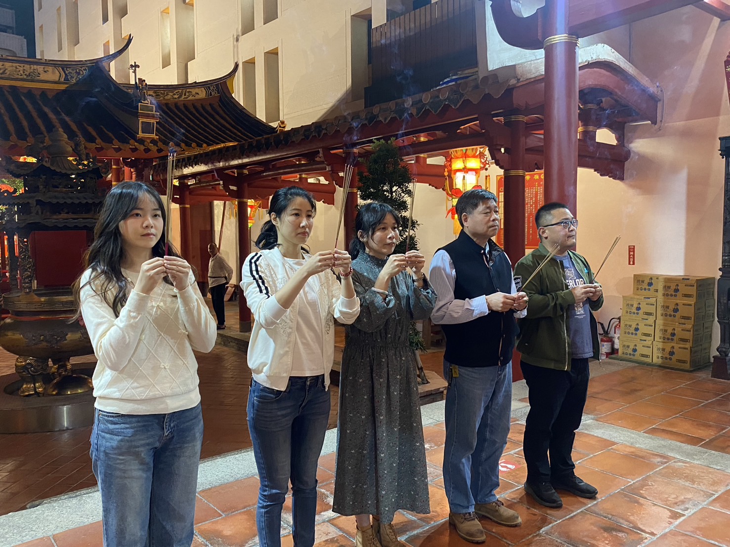 ▲為協助彰化慈愛教養院募集新建大樓經費，縣議員溫芝樺邀請超級紅人榜陳衣宸在彰化市關帝廟前熱情開唱，用歌聲做公益。（記者張溎壕攝）