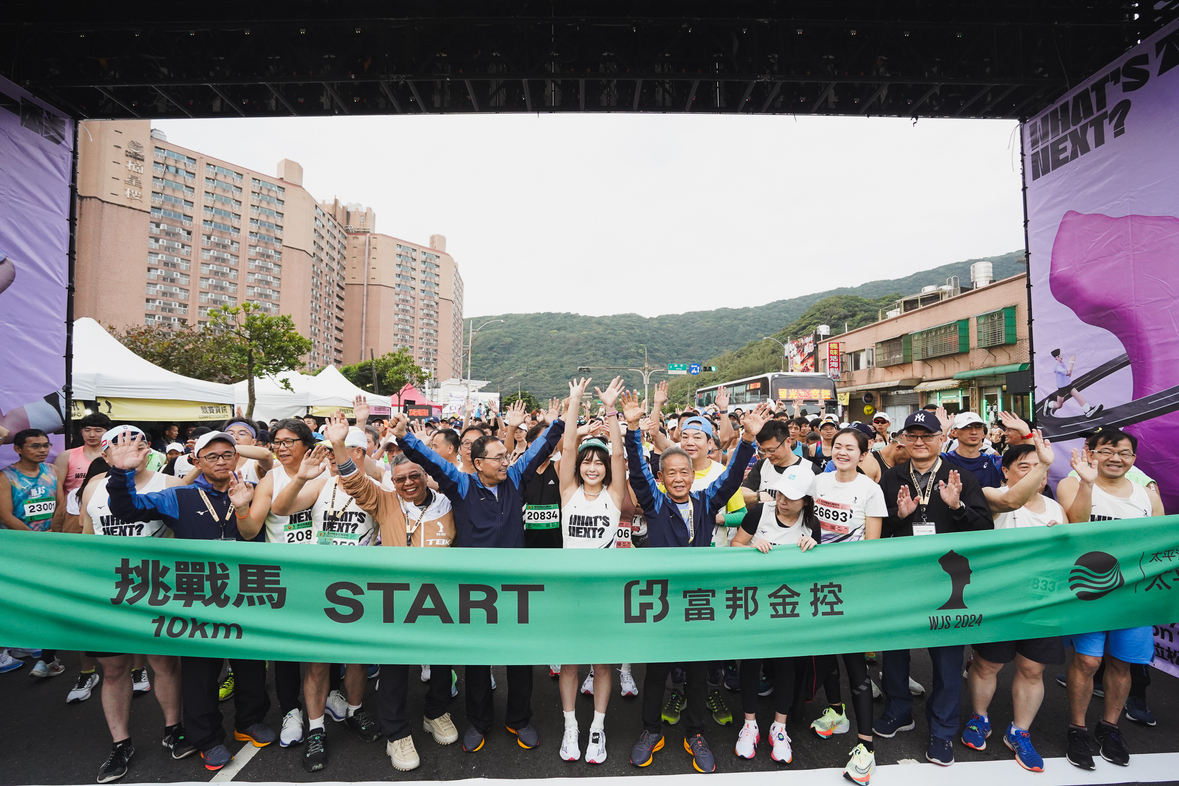 ▲2024萬金石馬拉松_侯友宜市長與民眾互動(圖/創新聞記者陳光蘊翻攝)